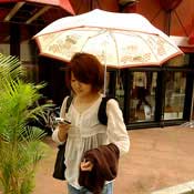 手ぶらんブレラ　雨の日も両手は自由　手に持たずにさせる傘