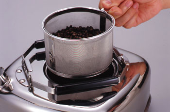 キューブケトル 四角くコンパクトな やかんです。麦茶もそのまま冷蔵庫に収納OK