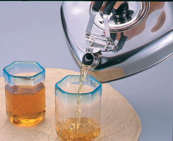 キューブケトル 四角くコンパクトな やかんです。麦茶もそのまま冷蔵庫に収納OK