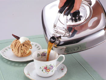 キューブケトル 四角くコンパクトな やかんです。麦茶もそのまま冷蔵庫に収納OK
