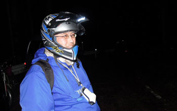 1LED帽子ライトをヘルメットのバイザーに付けてみた。