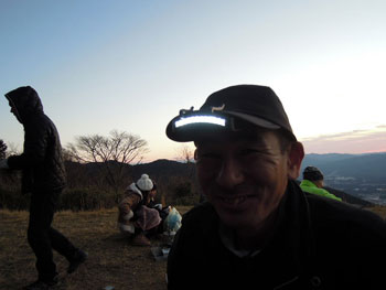 11LED帽子ライト 愛用の帽子に付けられるから 夜明け前の登山に便利です。