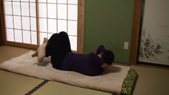 腹筋・筋トレがんばってワン!! 足を押さえてくれる可愛いぬいぐるみです。