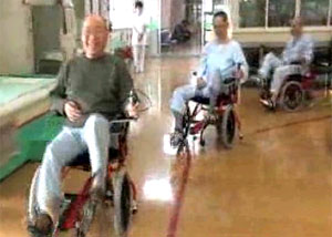 足こぎ車椅子　Profhand(プロファンド)　歩行困難な方でも移動できる
